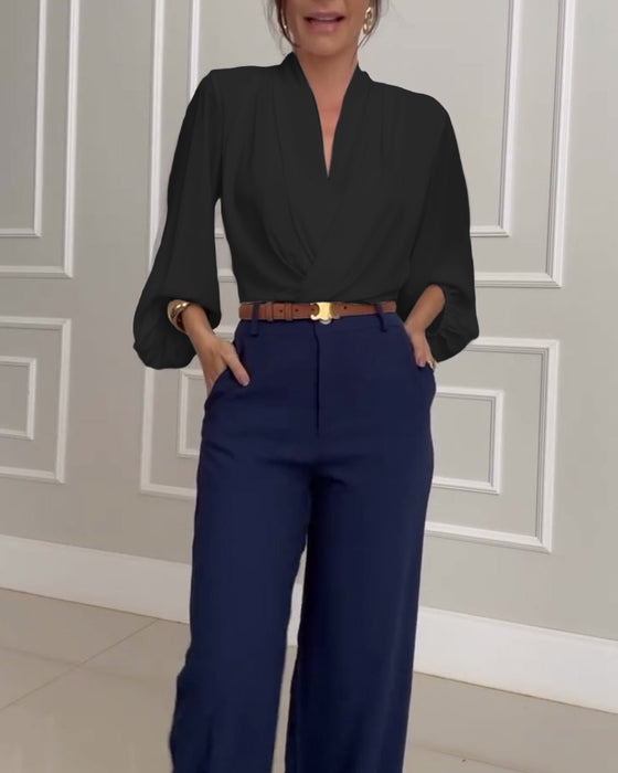 Stilfuld hvid  bluse med lanterneærmer og V-udskæring