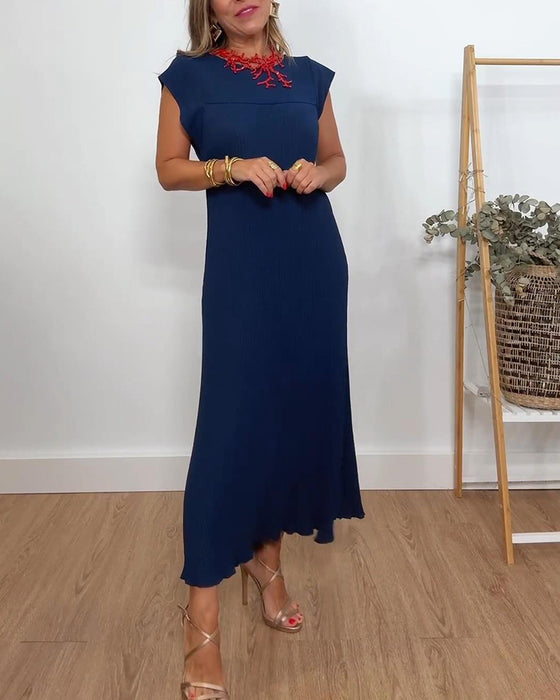 Plisseret ensfarvet kjole uden ærmer