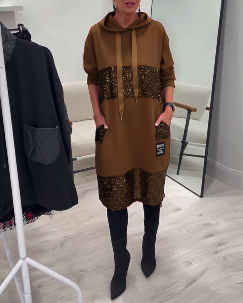 Kjole Med Hætte Og Moderigtigt Patchwork