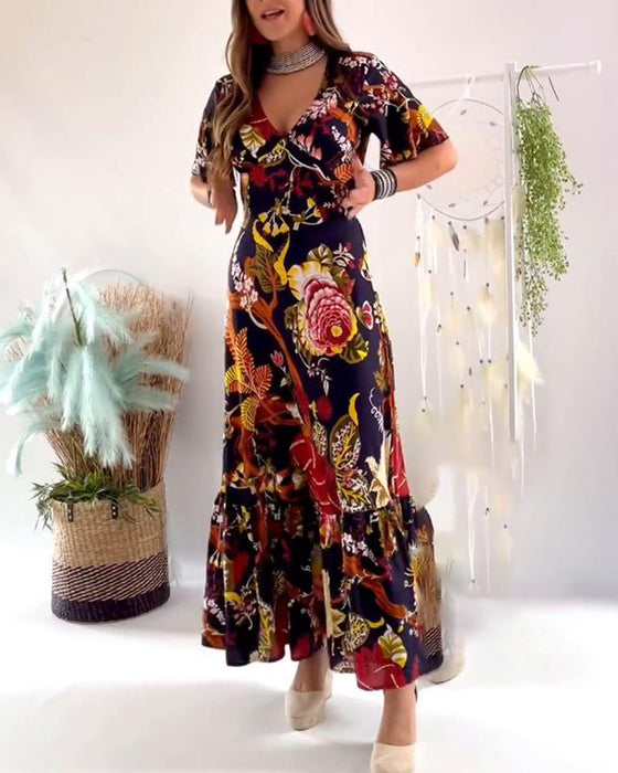 Elegant kortærmet kjole med V-udskæring og print