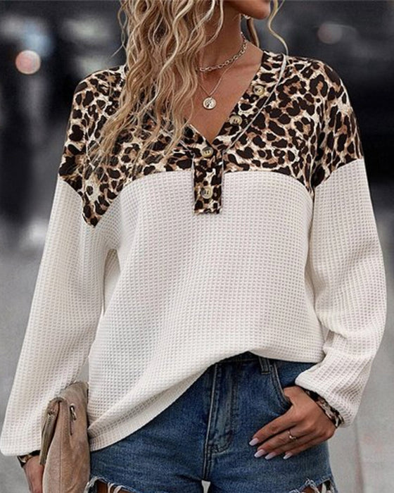 Hvid trøje med delvist leopardprint