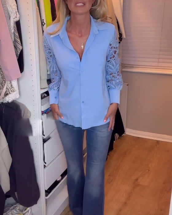 Blå skjorte med blondeærmer