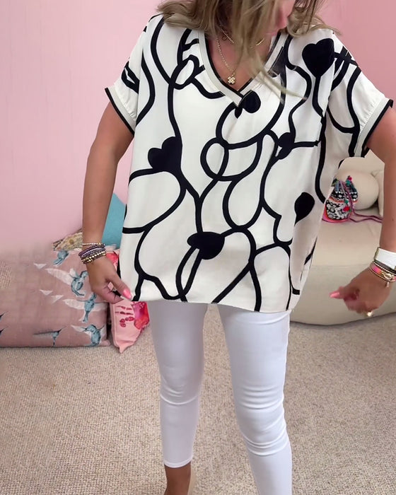 Kortærmet afslappet top med V-udskæring og kontrastprint