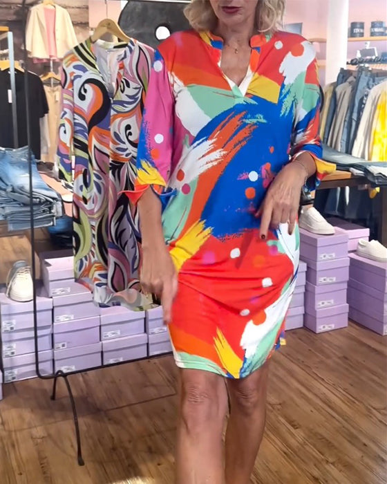 Elegant  V-halset kjole med farverigt print