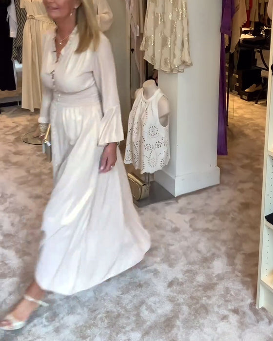 Lang kjole med blondekrave med knappet talje