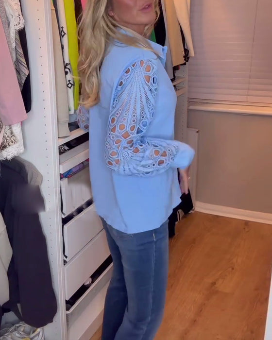 Blå skjorte med blondeærmer