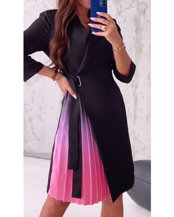 Stilfuld plisseret kjole med taljebånd