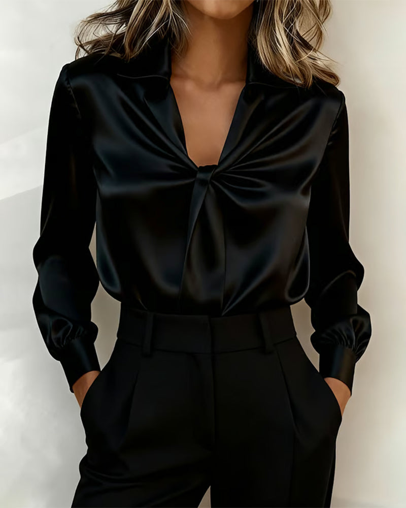 Stilfuld ensfarvet bluse med V-hals