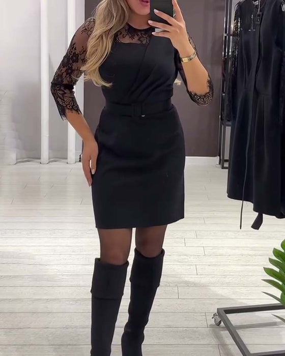 Kjole Med Taljeforlængende Design Og Patchworkdetaljer