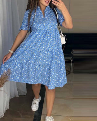 Blå blomsterkjole i afslappet pasform