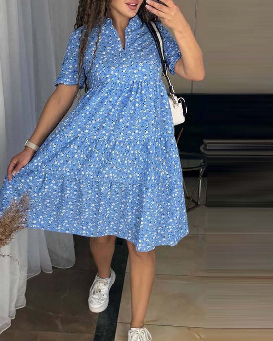 Blå blomsterkjole i afslappet pasform