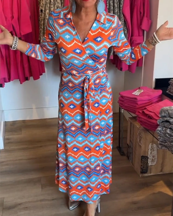 Farverigt mønstret kjole med reverskrave