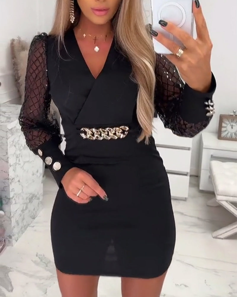 Kjole Med V-Udskæring Kædeknapper Og Meshpatchwork