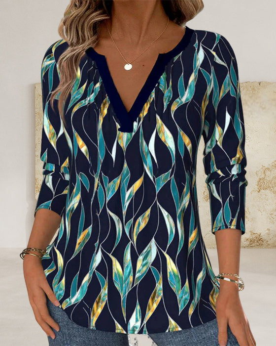 T-shirt med afslappet bladprint og v-hals