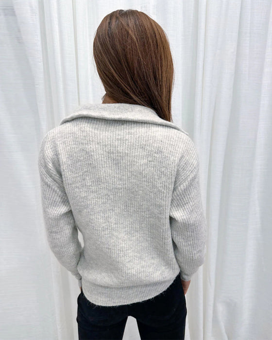 Ensfarvet sweater med lynlås