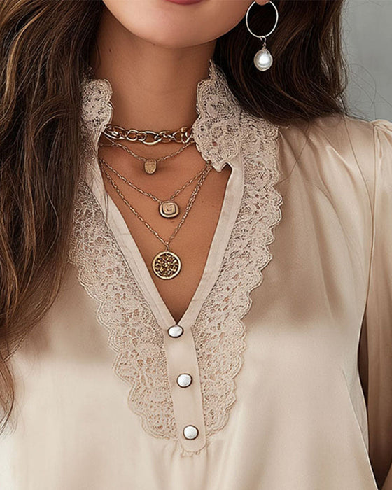 Elegant Ensfarvet Bluse Med Patchworkdetaljer Og V-Hals