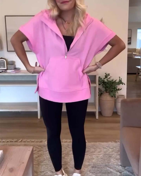 Kortærmet hættetrøje med lomme halvvejs lynlås