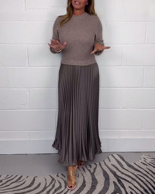 Afslappet patchwork kjole med plisseret nederdel