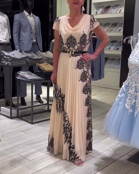 Elegant plisseret kjole med vintageprint