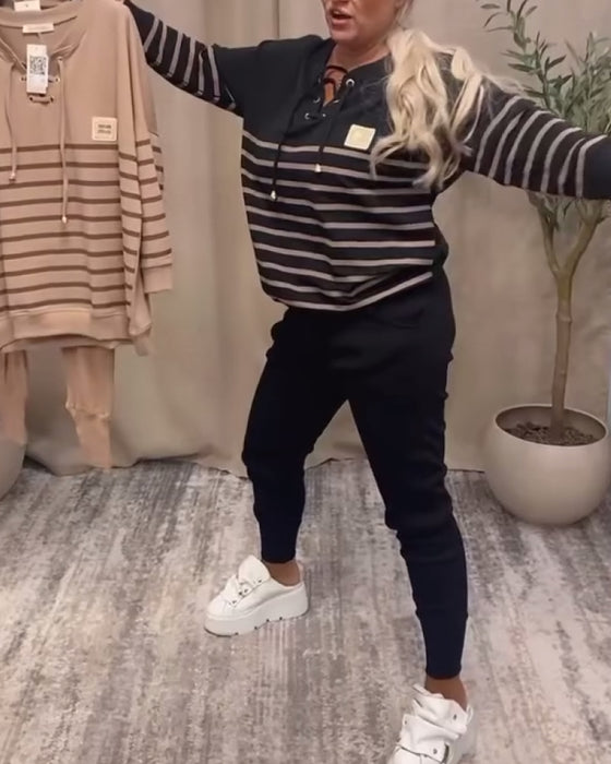 Todelt Sæt Med Afslappet Stribet Sportsbuks Ved Anklen