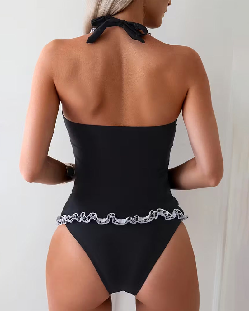 Todelt badedragt med afslappet flæseudskæring