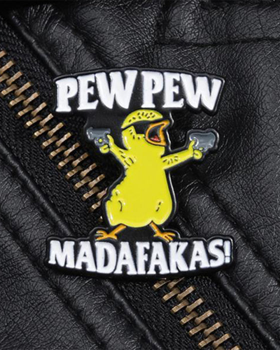 Broche med Bogstav & Tegneserie And Design