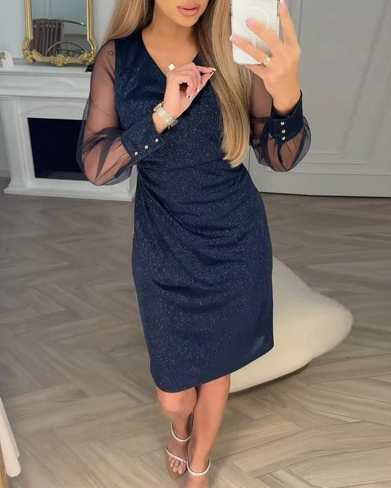 Glitrende Kjole Med V-Hals Og Patchworkdetaljer