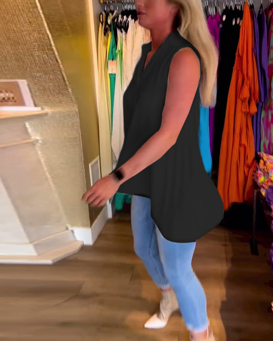 Ærmeløs top med flæser og reverskrave