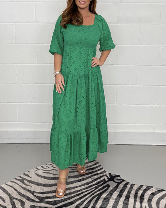 Ensfarvet kjole med firkantet krave i hullet design