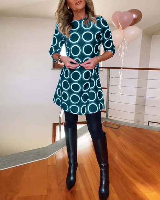 Afslappet kjole med rund hals og cirkelmønster