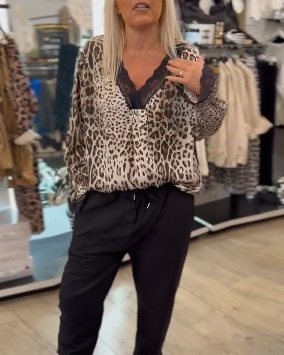 Stilfuld leopardprint bluse med blonde V-udskæring