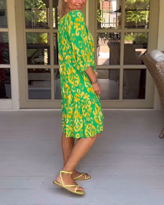 Rød kjole med print og trekvarte ærmer