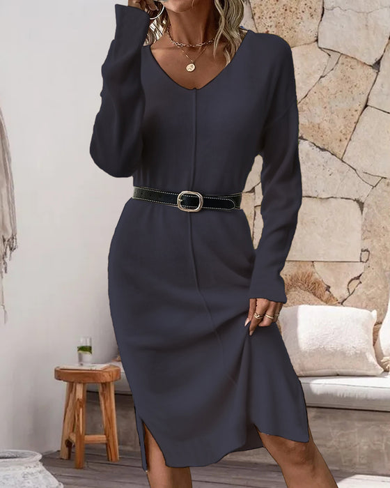 Elegant kjole med V-udskæring og sidesnit