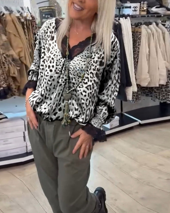 Stilfuld leopardprint bluse med blonde V-udskæring