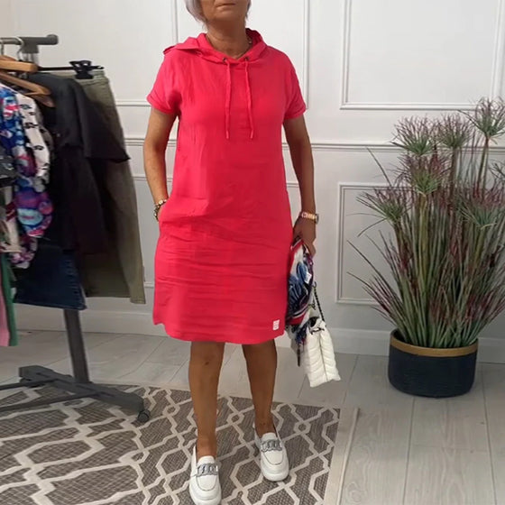 Afslappet kjole med korte ærmer og hætte