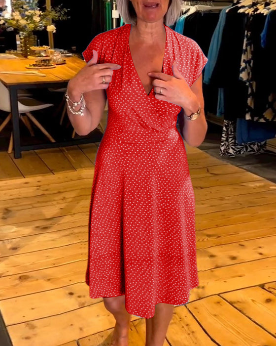 Kortærmet polkaprikket kjole med V-hals