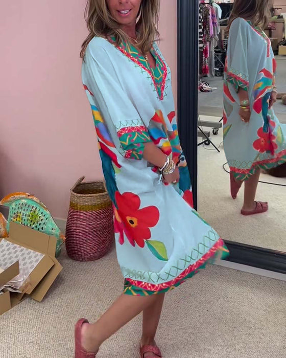 V-halset kjole med tropiske motiver