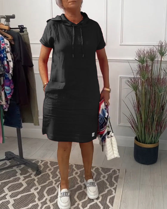 Afslappet kjole med korte ærmer og hætte