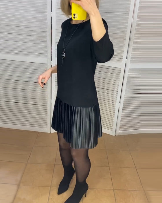 Kjole med plisserede paneler