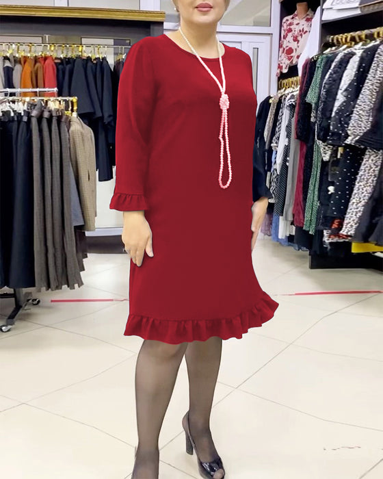 Ensfarvet kjole med flæser