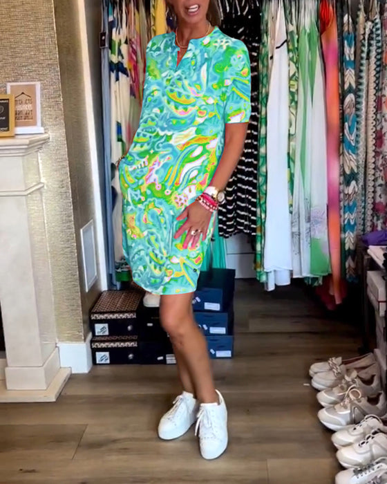 Knælang sommerkjole i farverigt design