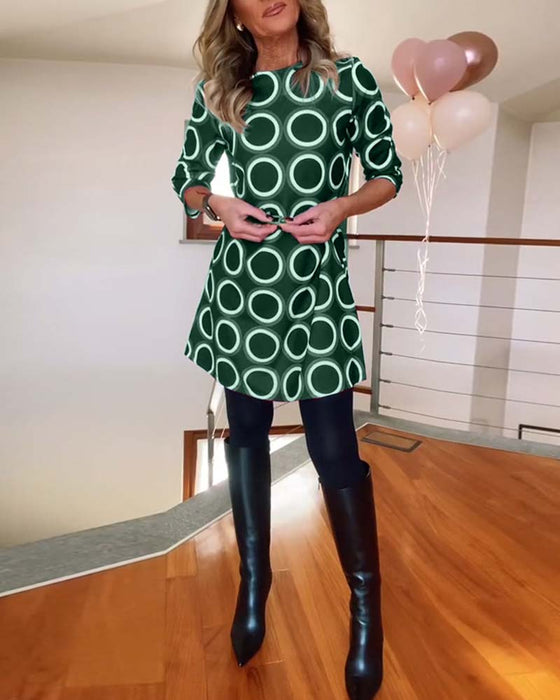 Afslappet kjole med rund hals og cirkelmønster