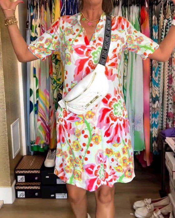 Kortærmet blomsterkjole med V-udskæring