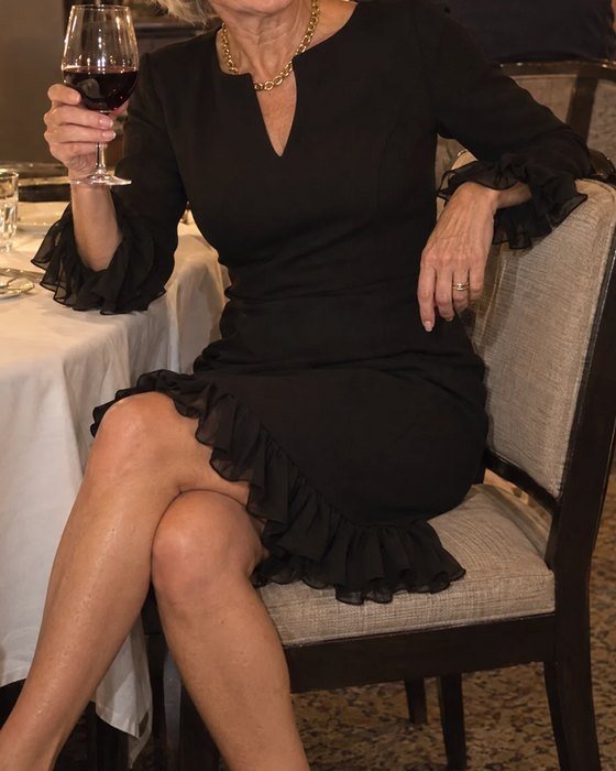 Elegant kjole med V-hals, lange ærmer og volantkant