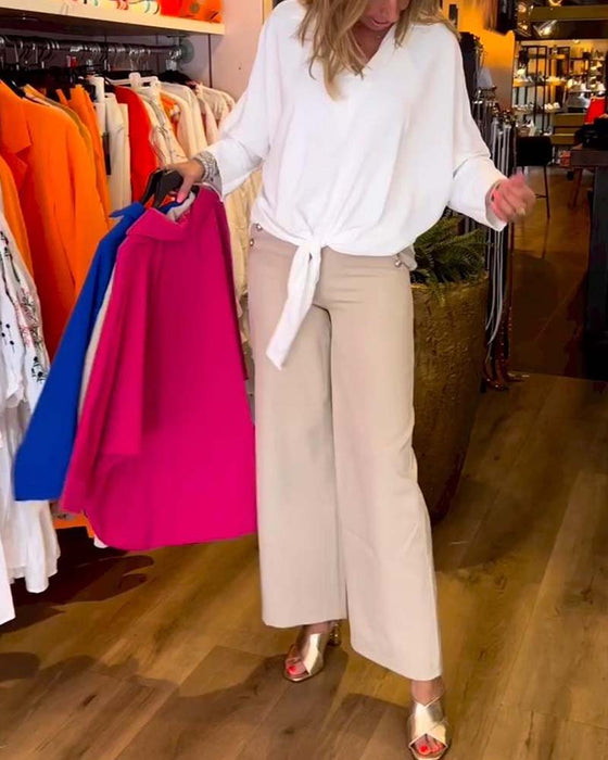 Ensfarvet V-halset bluse med bindestrop