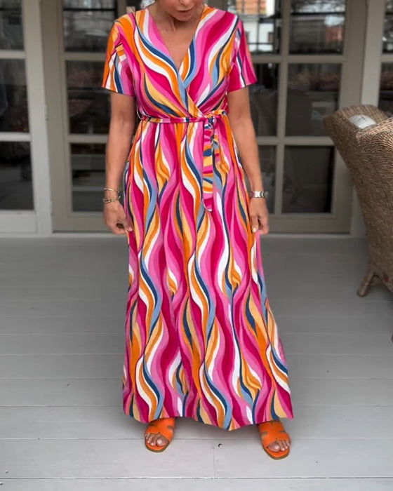 Kortærmet kjole med farverigt bølgemønster