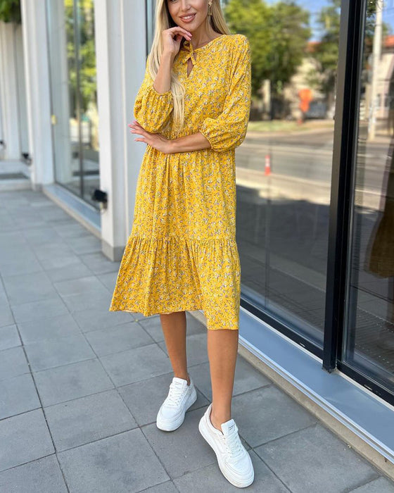 Frisk gul blomsterkjole med plisseret panel