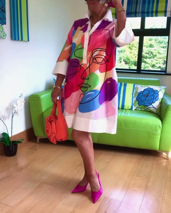 Farverig kjole med portrætmotiv