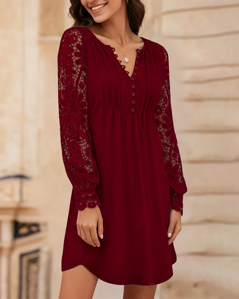 Ensfarvet Kjole Med Plisseret Og Patchworkdetaljer