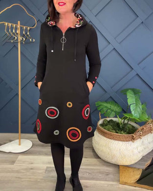 Afslappet kjole med hætte og cirkelprint